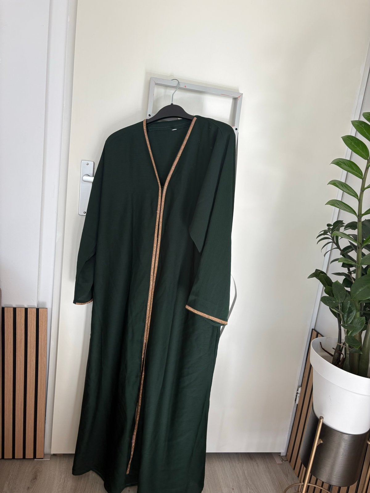 Donkergroene en zwarte Abaya met Gouden Bies, Maat 38/40 (M), Ophalen of Verzenden, Zo goed als nieuw, Onder de knie