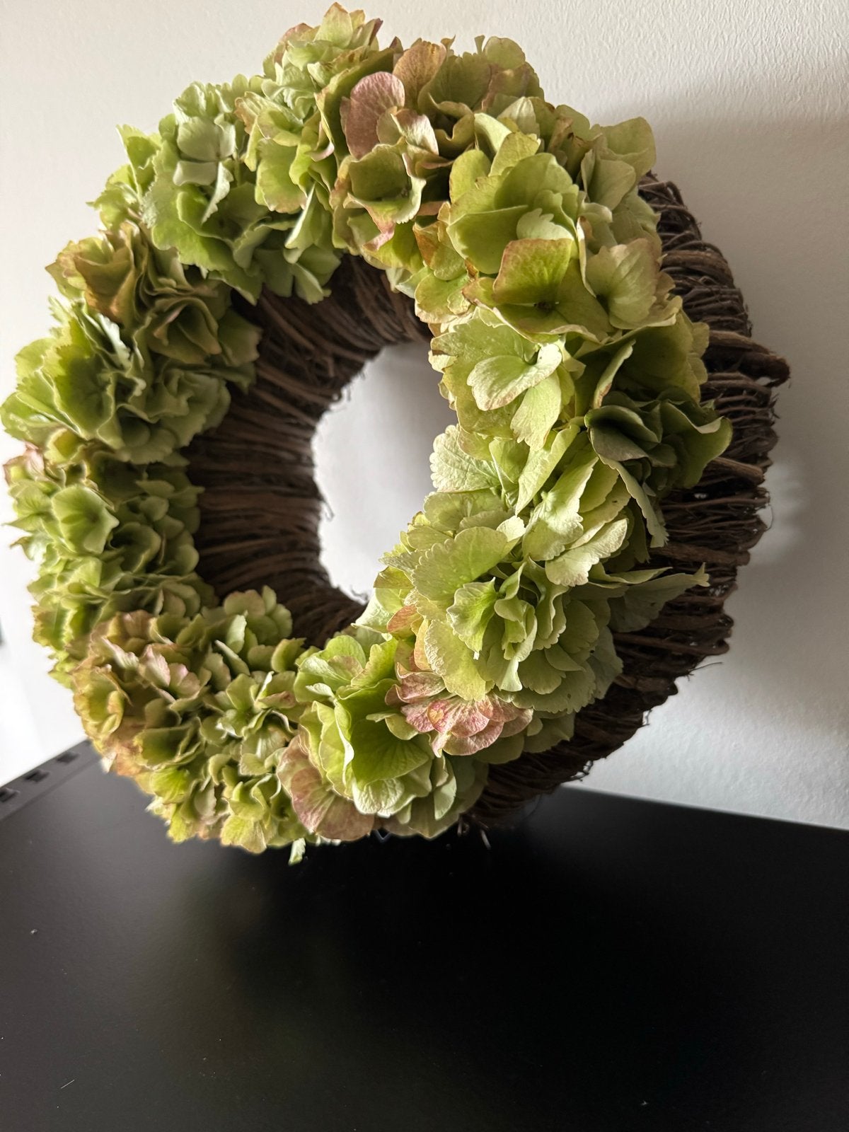 Prachtige krans met gedroogde hortensia's, Huis en Inrichting, Ophalen of Verzenden, Zo goed als nieuw, Krans, Natuurlijk materiaal