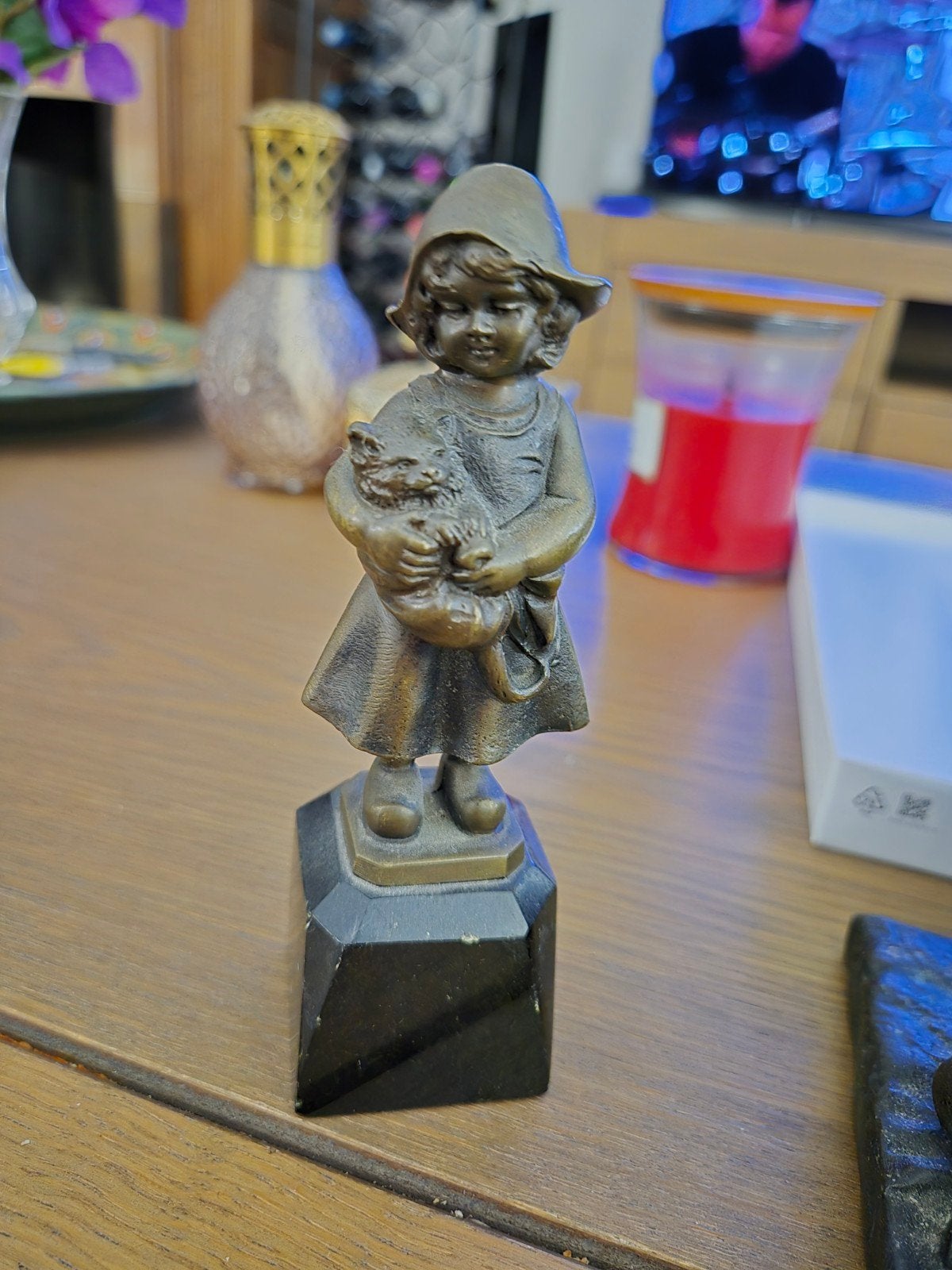 Bronzen beeldje meisje met kat op marmeren sokkel, Antiek en Kunst, Minder dan 20 cm, Ophalen of Verzenden, Brons, Op sokkel