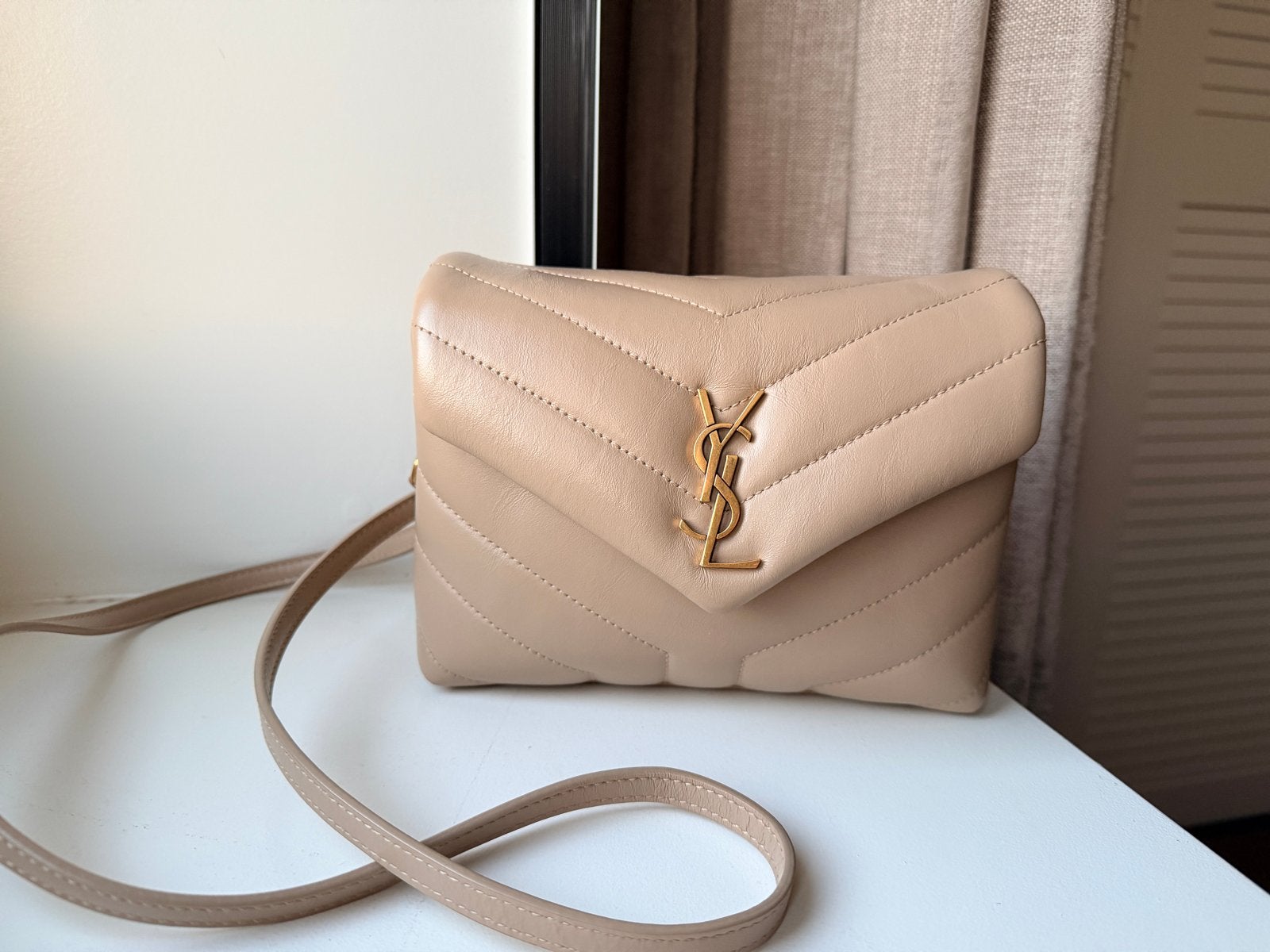 Yves Saint Laurent Loulou Toy tas - Beige met goud hardware, Sieraden, Tassen en Uiterlijk, Tassen | Damestassen, Ophalen of Verzenden