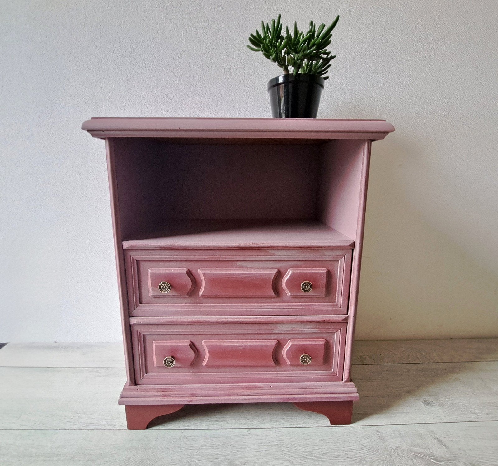 Gerenoveerd roze kastje met lades. Upcycle.

Beschrijving:, Sba@, Sba, 1103bg, Nieuw
