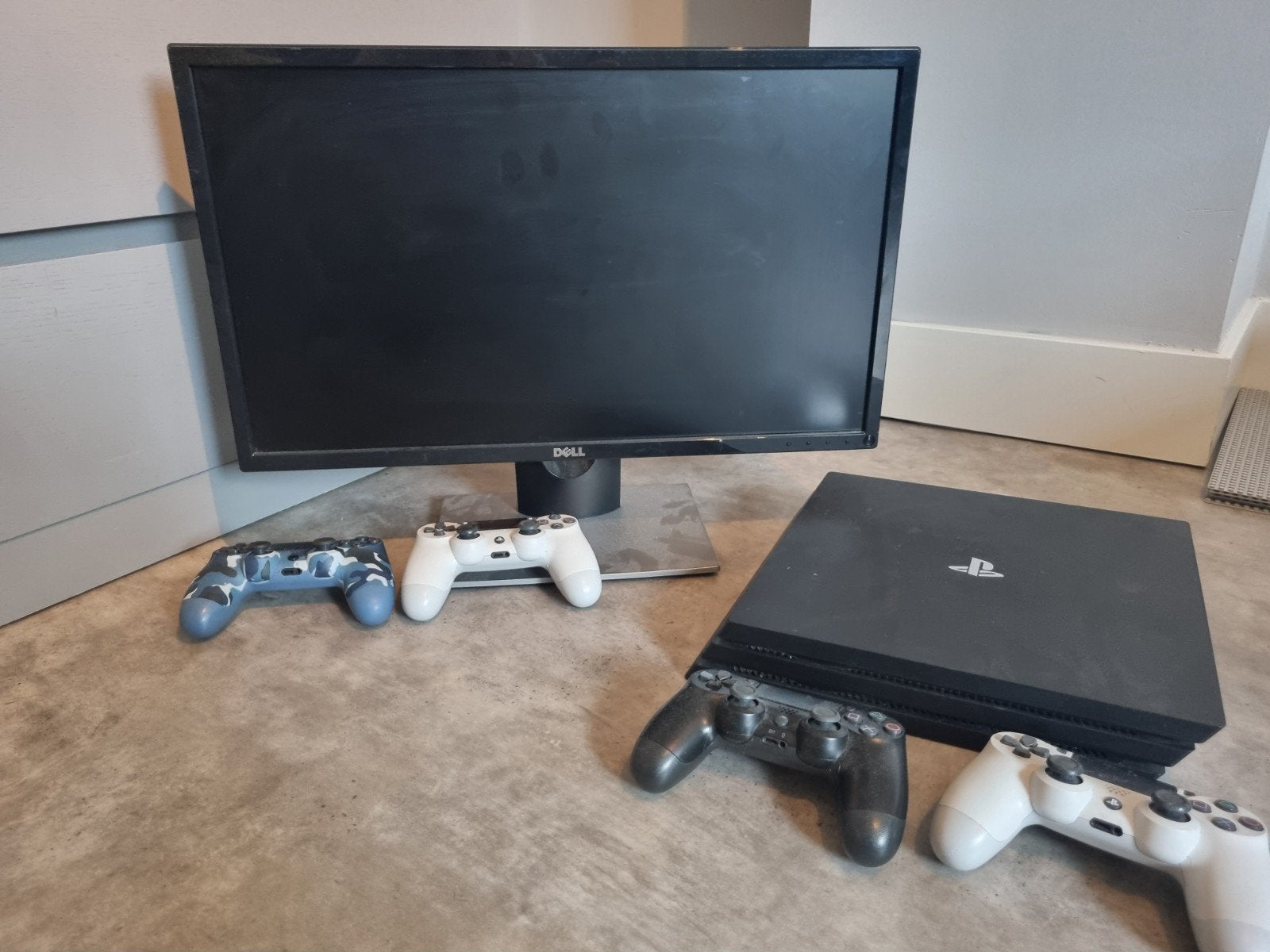PS4 Pro met beeldscherm en accessoires, Spelcomputers en Games, Ophalen, Met 2 controllers, Pro