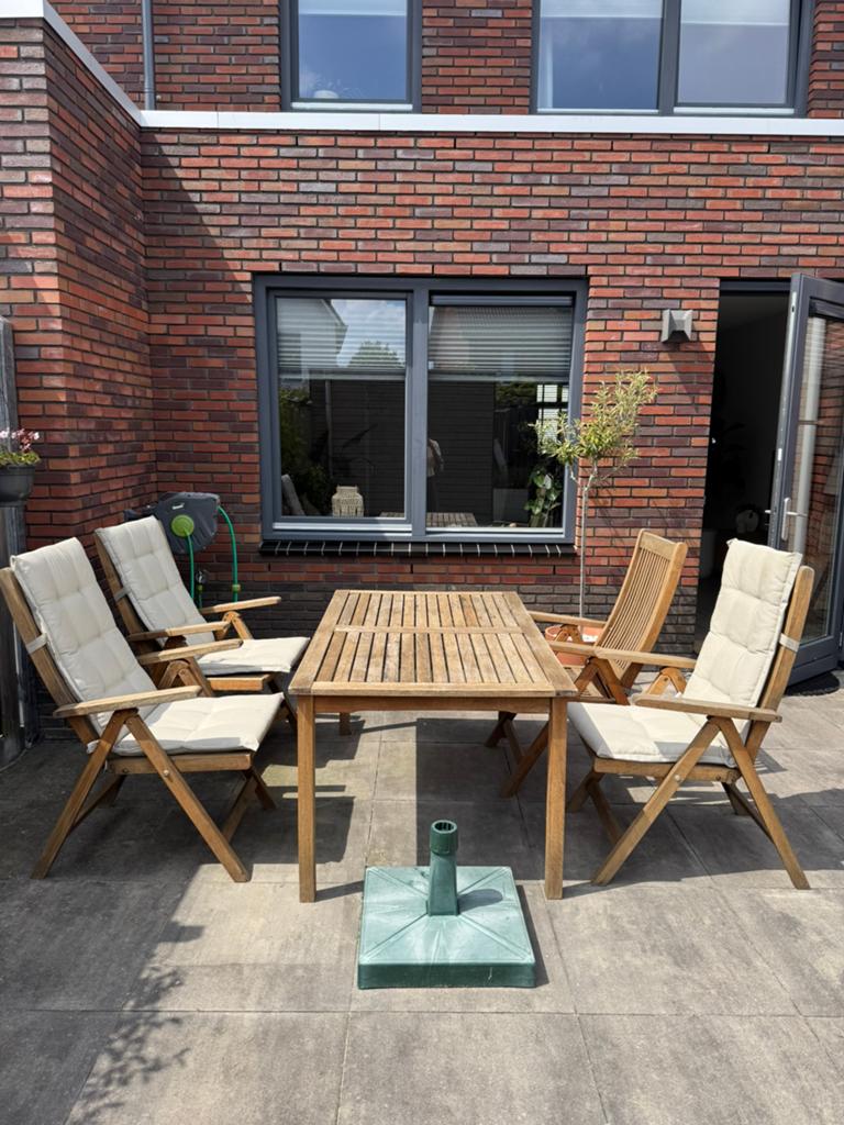 Tafel, stoelen en kussens te koop!, Tuin en Terras, Tuinsets en Loungesets, Ophalen, Zo goed als nieuw, Hout