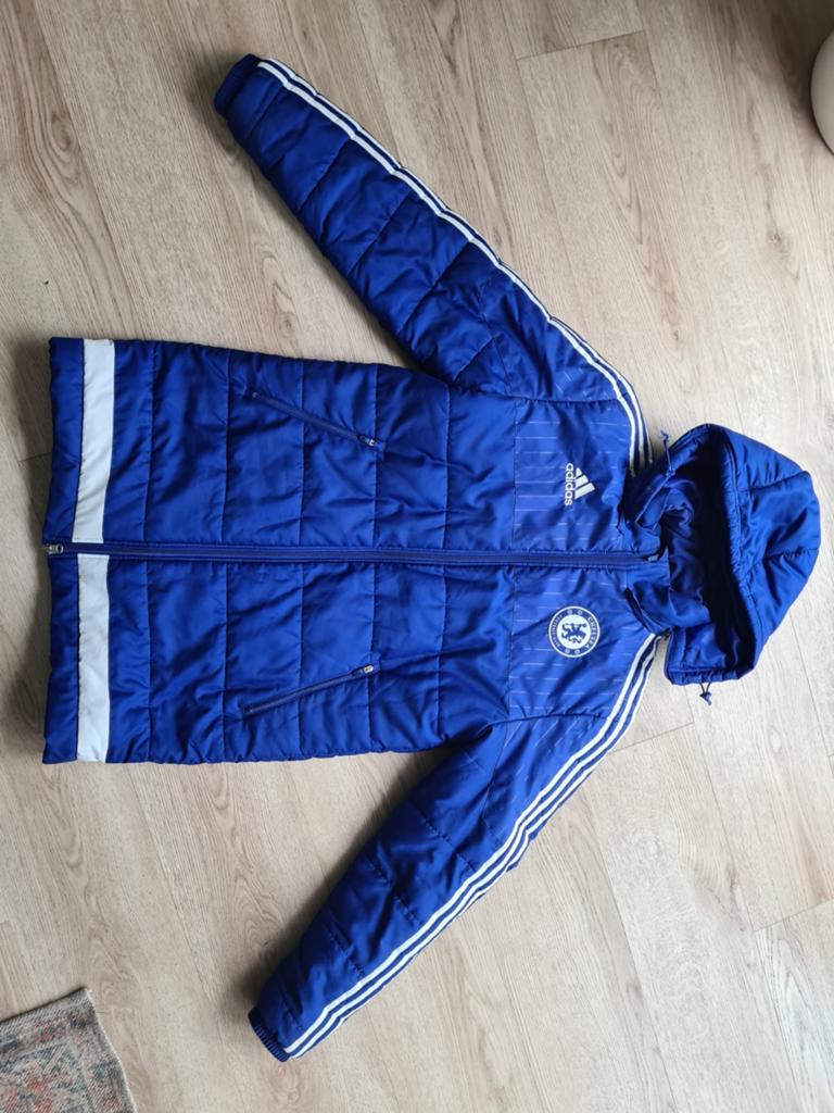 Blauwe winterjas Adidas Chelsea maat S, Ophalen of Verzenden, Zo goed als nieuw, Blauw, Voetbal