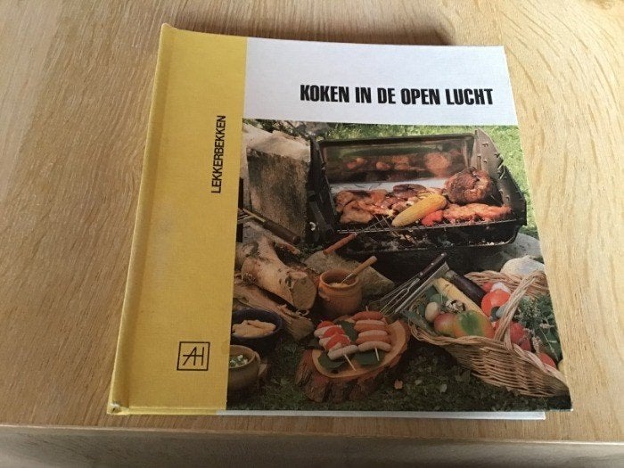 BOEK ; KOKEN IN DE OPEN LUCHT (BBQ) LEKKERBEKKEN TOP, Boeken, Gezond koken, Diverse auteurs, Ophalen of Verzenden, Zo goed als nieuw