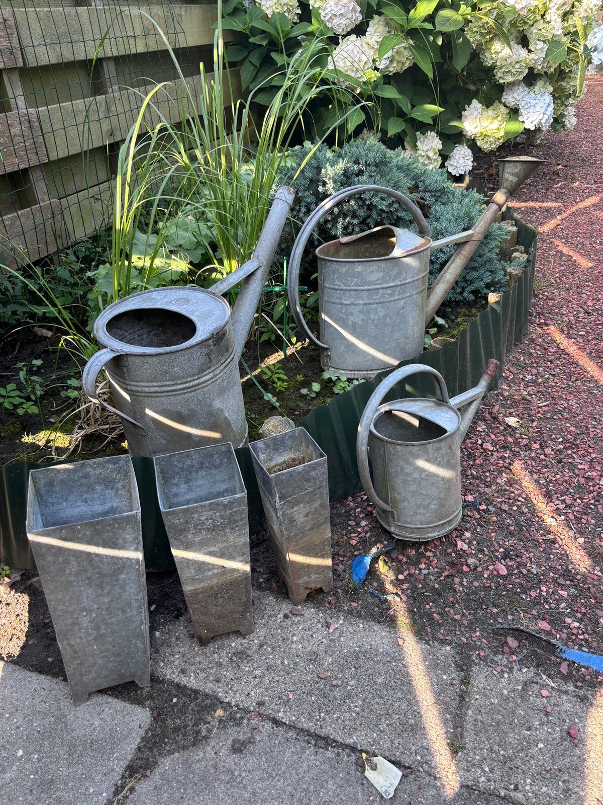 Tuin decoraties  gegalvaniseerd 3 gieters en 4 emmers retro, Tuin en Terras, Gieters, Ophalen, Gebruikt, Metaal