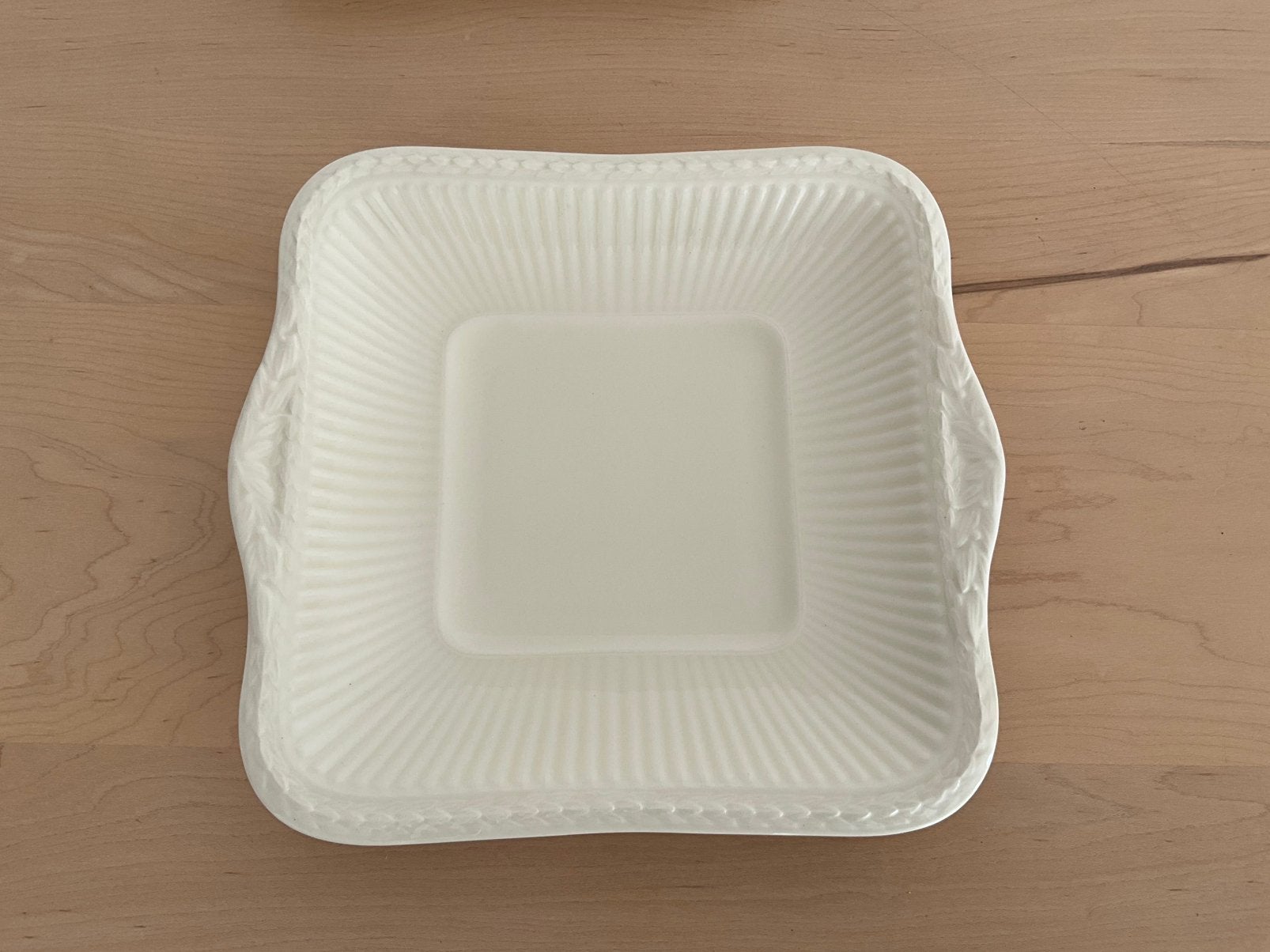 Wedgwood Edmee vierkante schaal 25,5, Verzenden, Zo goed als nieuw, Porselein, Bord of Schaal