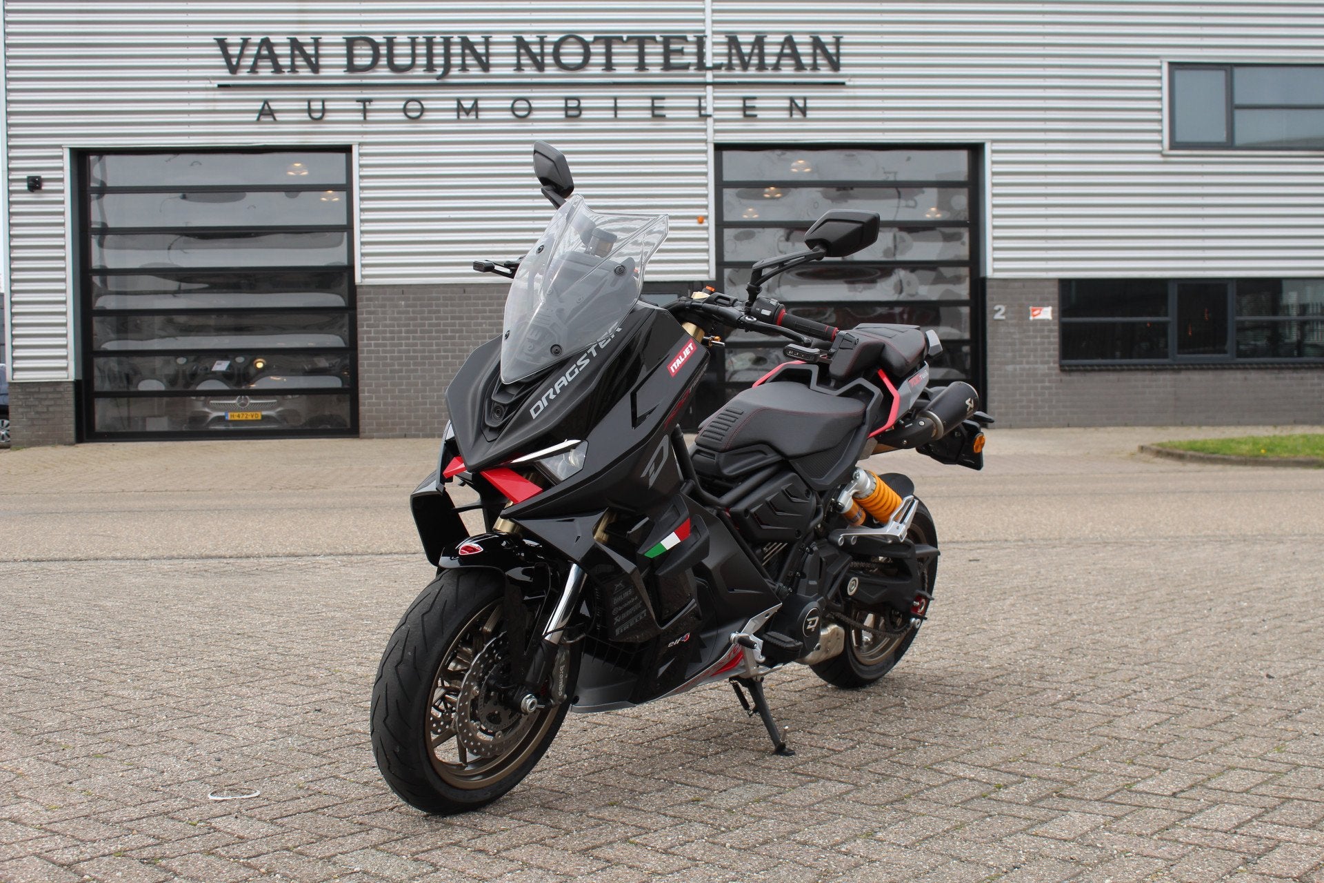 Italjet Dragster 700 Twin Limited 651/700 / 6 bak / Akrapovi, Motoren, Koraalstraat 2a
1812RK  ALKMAAR, NL, Van Duijn Nottelman Automobielen