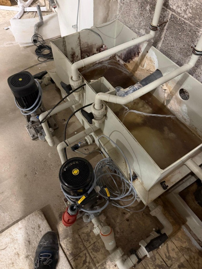 Opvangbak met 2-pompen voor water te verpompen, Ophalen