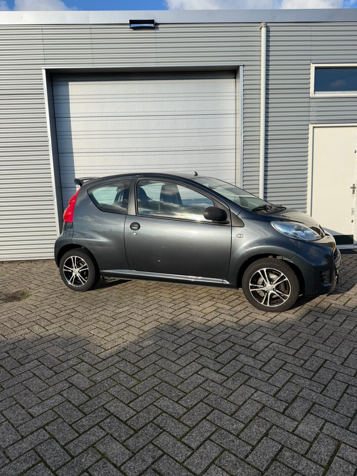 Peugeot 107 1.0 12V E-vti 68PK 3DR 2010 Grijs met nieuwe apk, Auto's, Voorwielaandrijving, 4 stoelen, 68 pk, Handgeschakeld