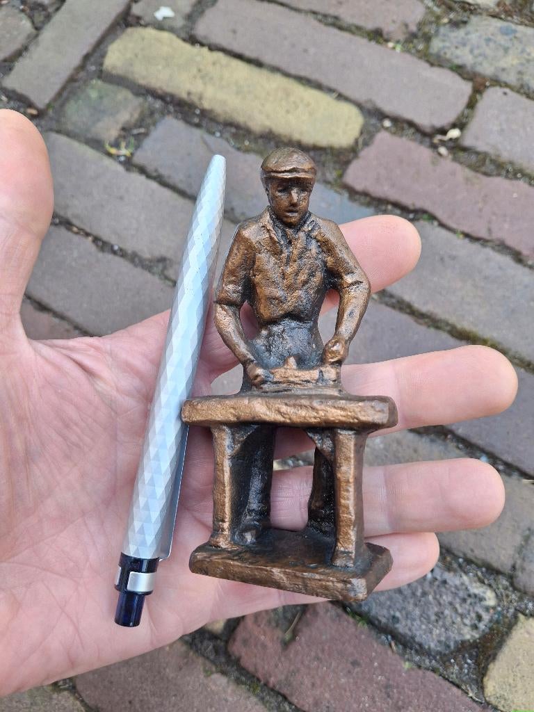 2 bronzen beeldjes timmerman Antoinette Ruiter,, Antiek en Kunst, Minder dan 20 cm, Handgemaakt, Ophalen of Verzenden, Brons