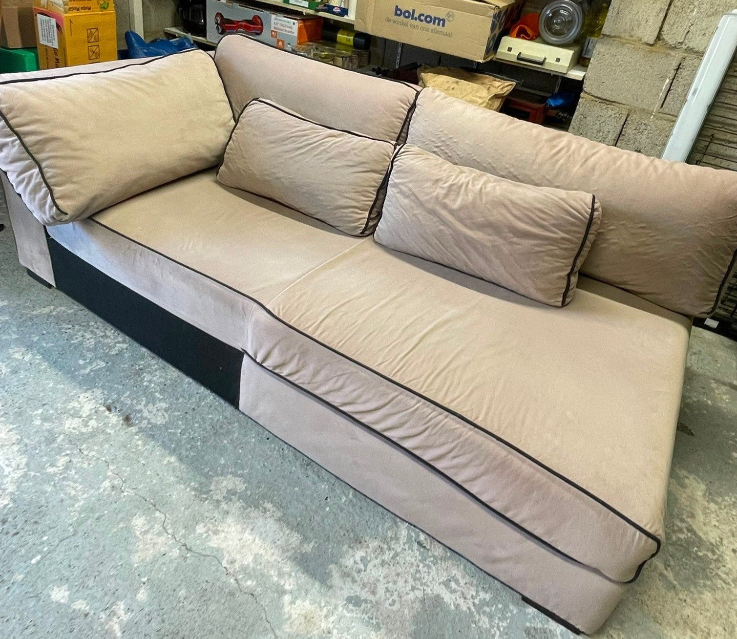 Comfortabele beige bank met zwarte bies, Huis en Inrichting, Banken | Bankstellen, Ophalen, Modern, Comfortabel, 250 tot 300 cm