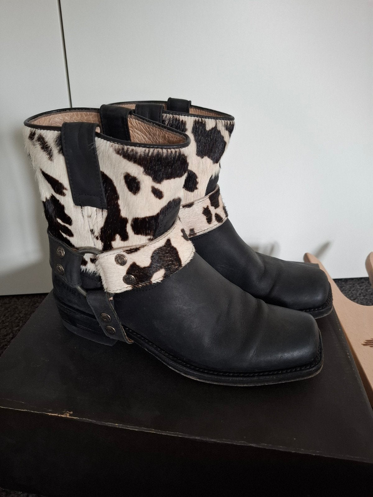 Sendra laarzen mt 37, Kleding | Dames, Sendra, Zwart, Lage of Enkellaarzen, Ophalen of Verzenden
