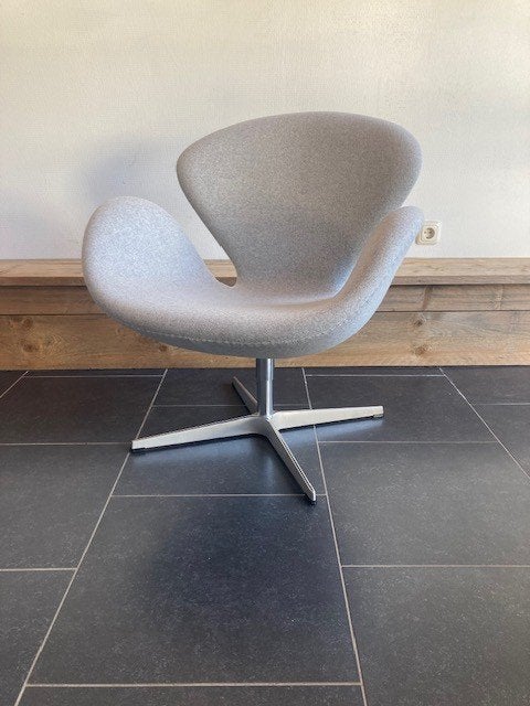 2 Fritz Hansen Arne Jacobsen Swan Chairs, lichtgrijs Divina, Design, Fritz Hansen, 75 tot 100 cm, Ophalen of Verzenden