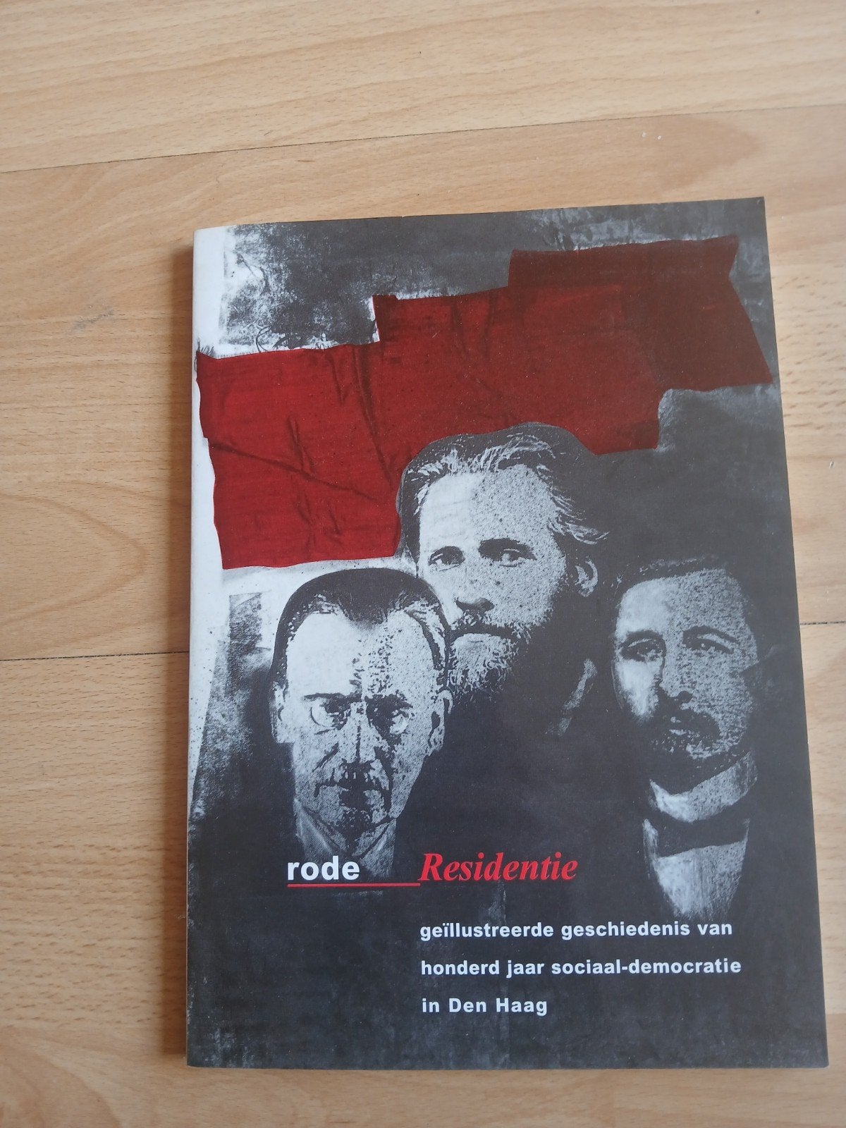 Rode Residentie: 100 jaar sociaal-democratie Den Haag, Boeken, Ophalen of Verzenden, 20e eeuw of later, Gelezen