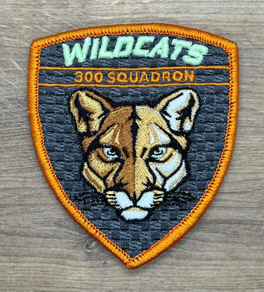 Te koop Patch Wildcats RNLAF 300 SQN Grijs/Oranje rand, Verzenden, Zo goed als nieuw, Patch, Badge of Embleem