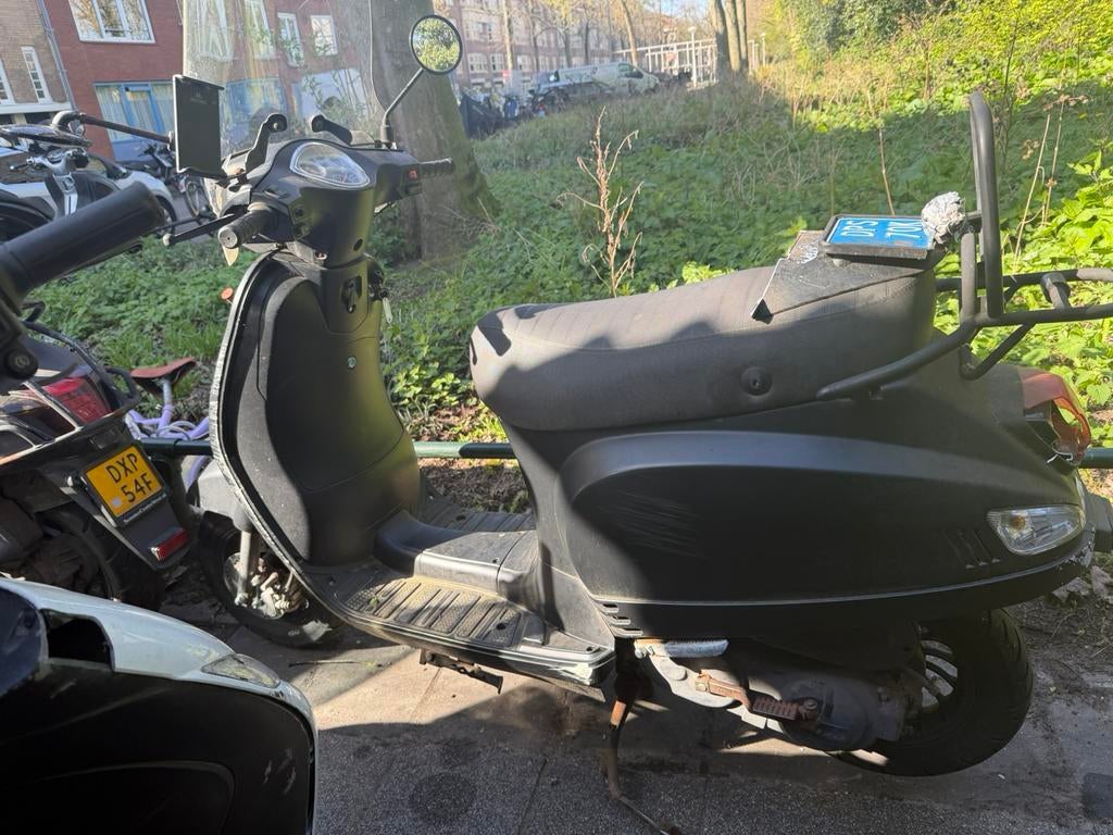 Schade scooter, loopt nog wel! Senzo riva uit 2018, Gebruikt, Benzine, Ophalen, Overige merken