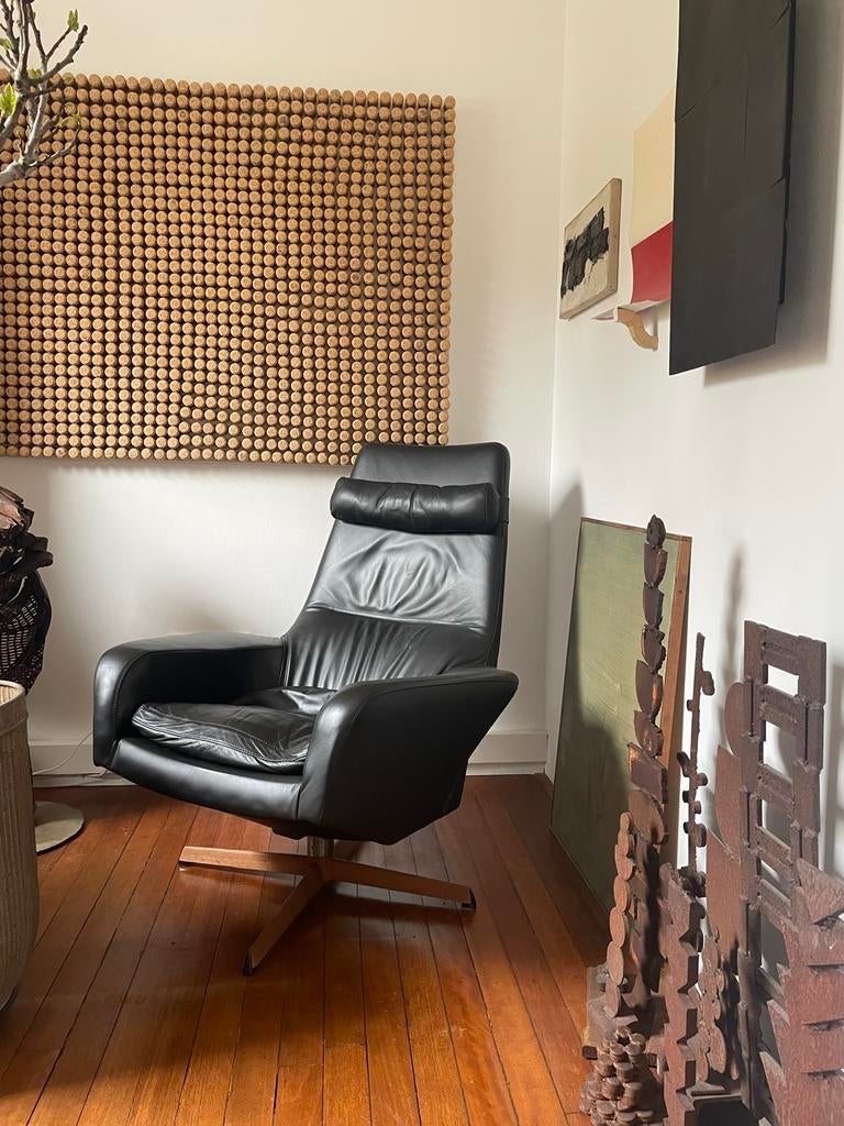 Zwarte leren fauteuil met houten draaivoet Ib Kofod Larsen, Huis en Inrichting, Ophalen, Gebruikt, Zwart, Leer