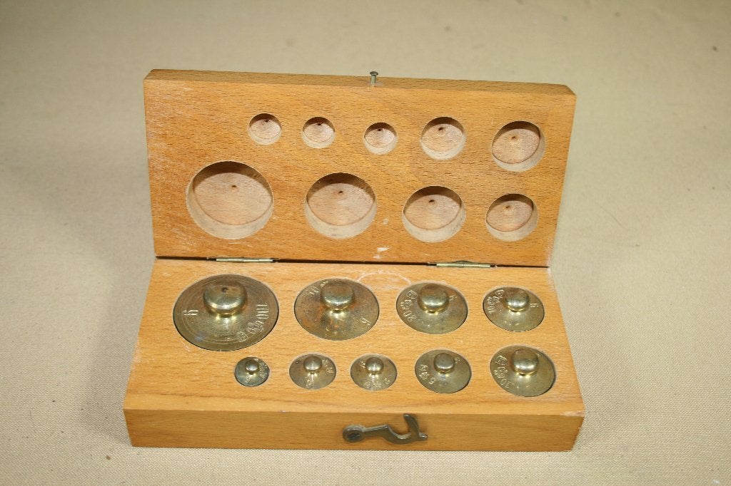 9 gewichten in houten kistje, Antiek en Kunst, Antiek | Gereedschap en Instrumenten, Ophalen of Verzenden