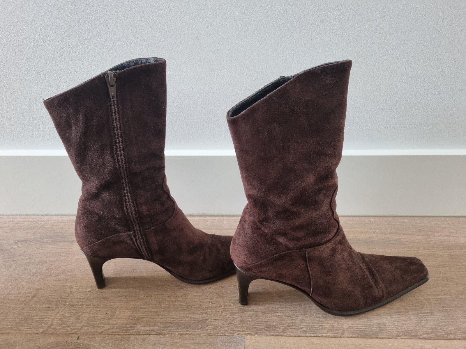 bruine suede laarsje met laag hakje mt 37,5, Bruin, Lage of Enkellaarzen, Ophalen of Verzenden, Gedragen
