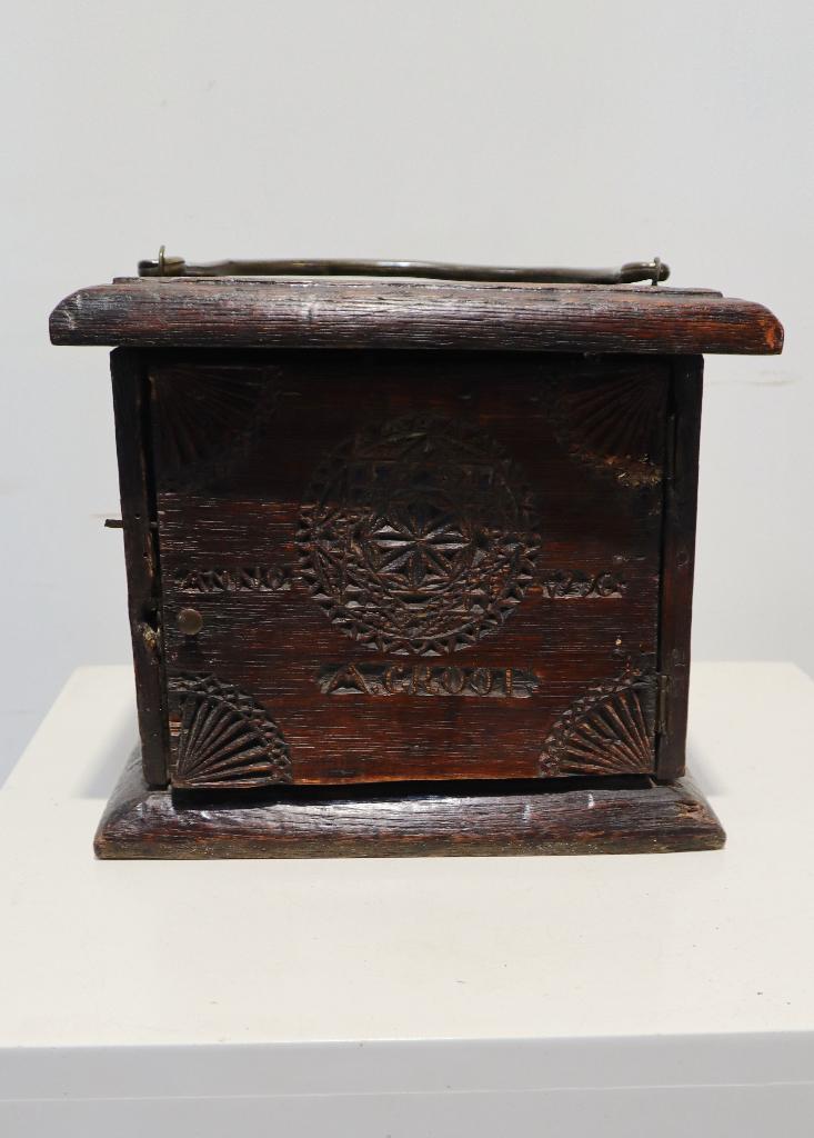 Antiek kerfsnede stoofje, 1770, Antiek en Kunst, Ophalen of Verzenden