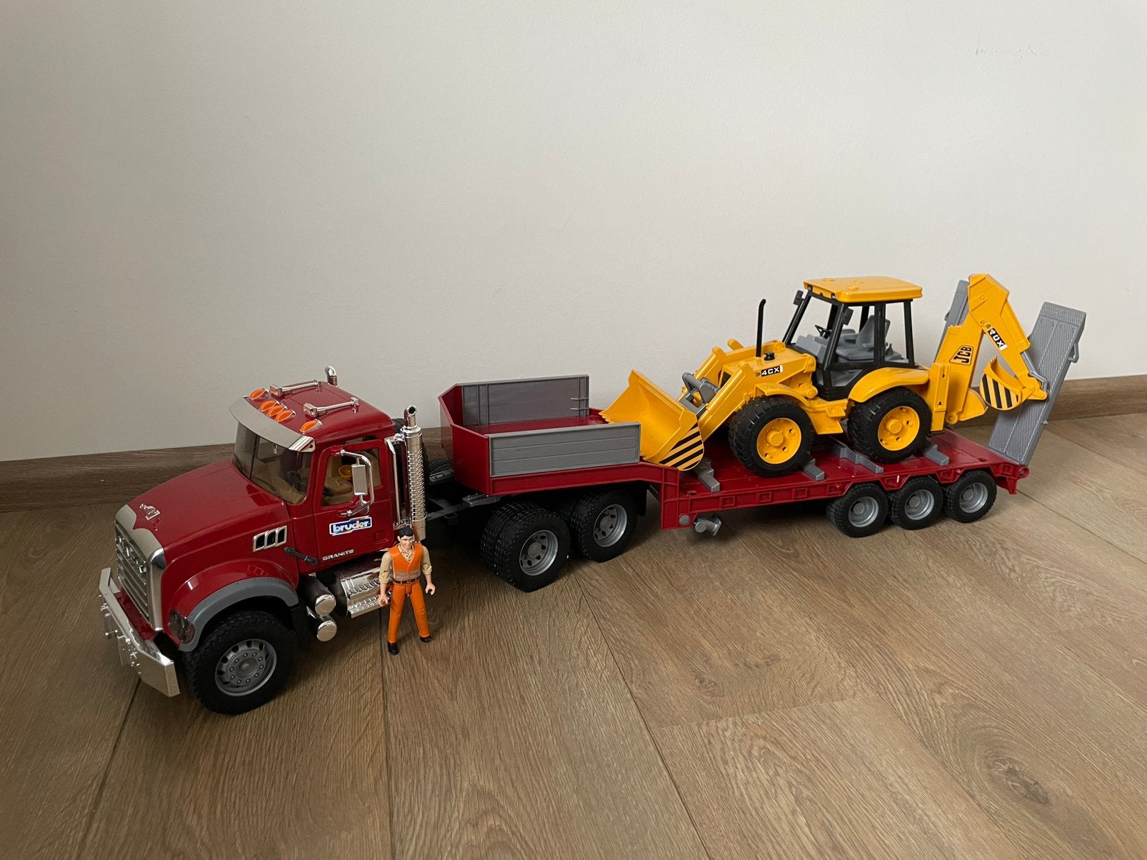 Bruder Mack vrachtwagen met JCB graafmachine, Ophalen of Verzenden, Gebruikt