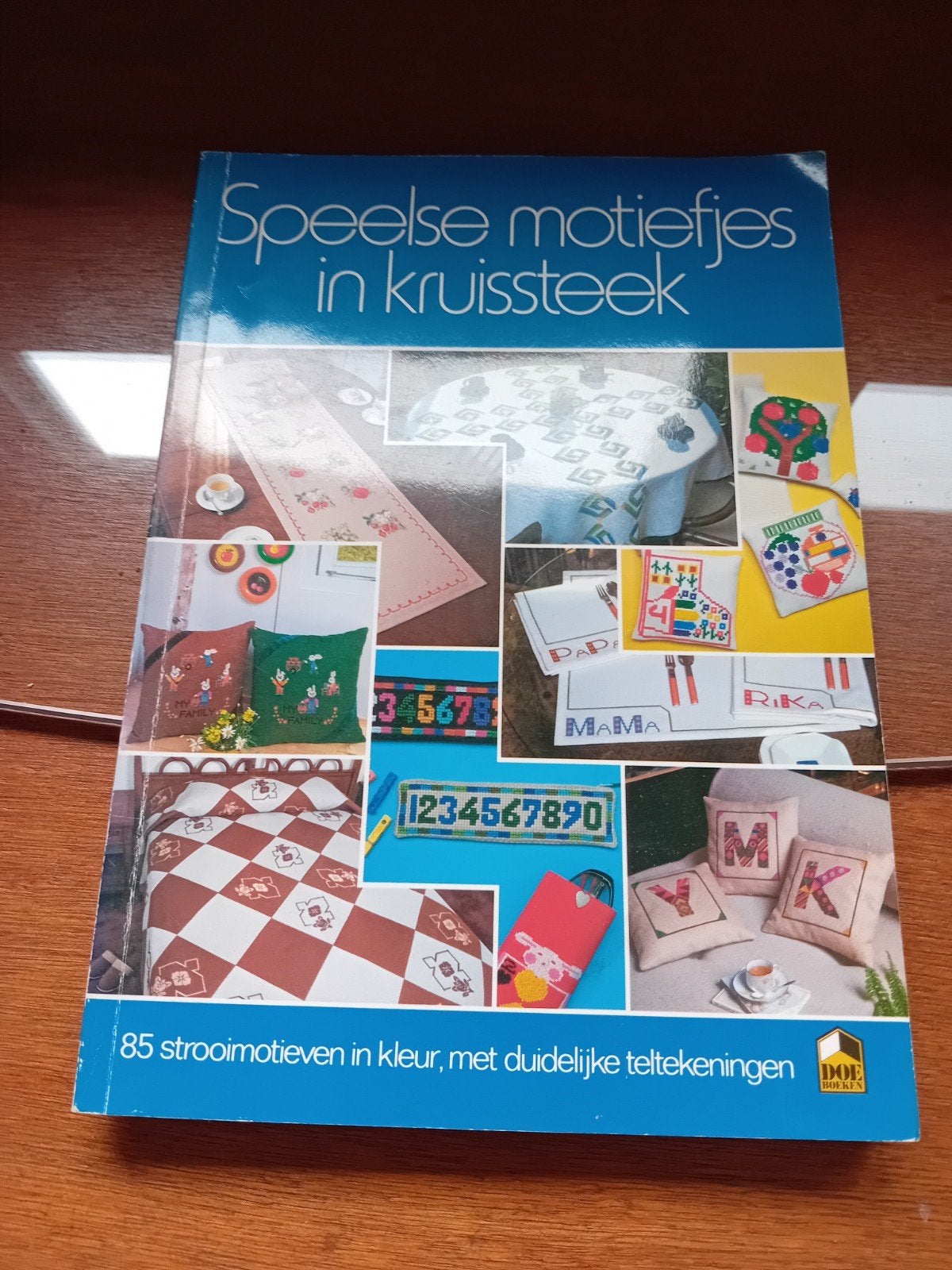 Uit 1979, Speelse motiefjes in kruissteek, Ophalen of Verzenden, Borduren en Naaien