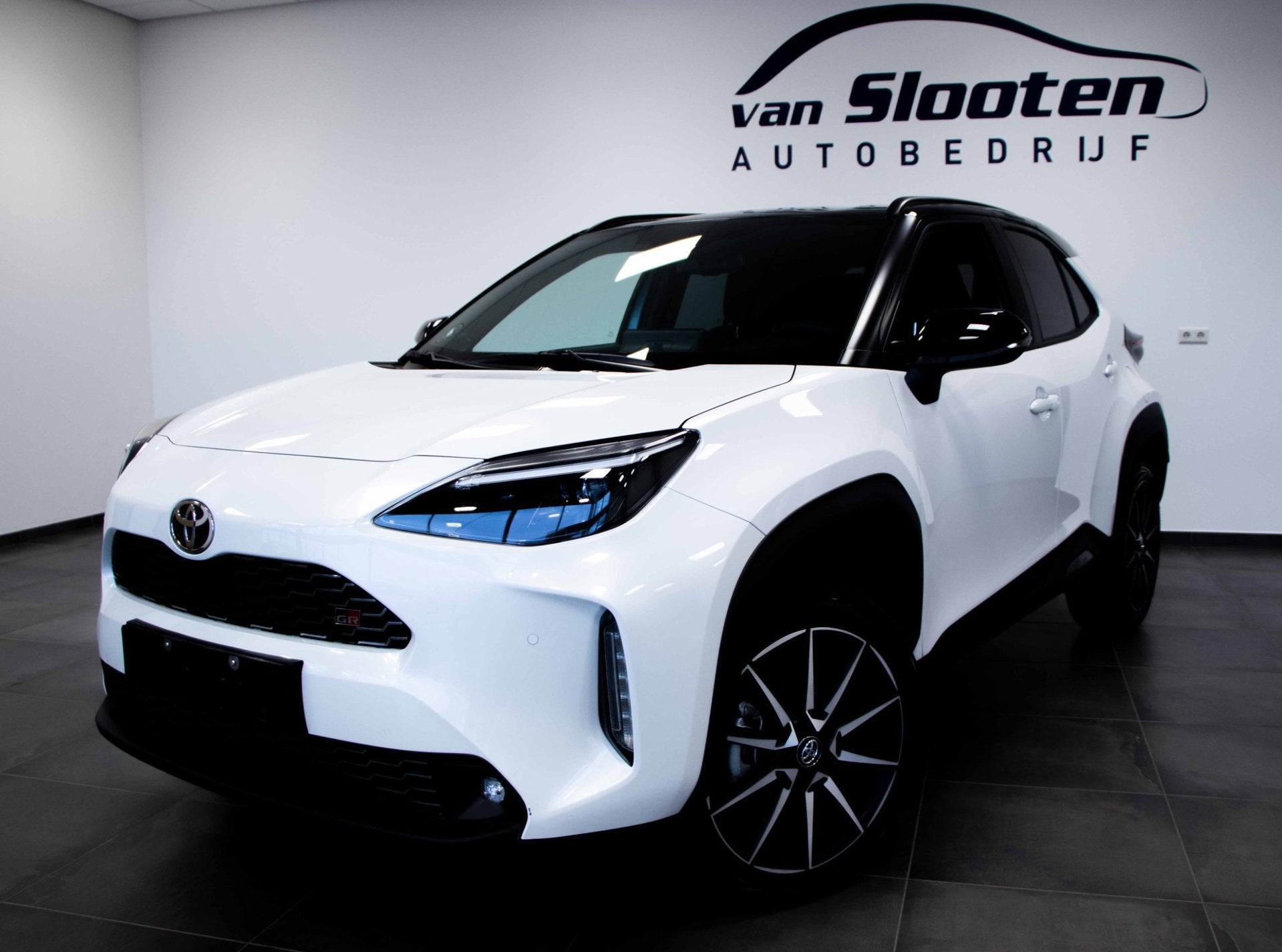 Toyota Yaris Cross 1.5 Hybrid 130 GR SPORT| Bi-Tone Parelmoe, Gebruikt, Wit, 1490 cc, Bedrijf
