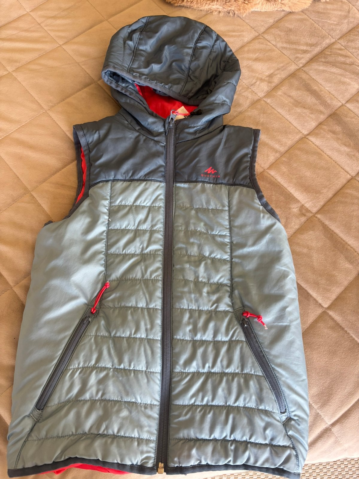 Nieuwstaat bodywarmer Quechua maat 140, Ophalen of Verzenden, Zo goed als nieuw, Jongen of Meisje, Jas