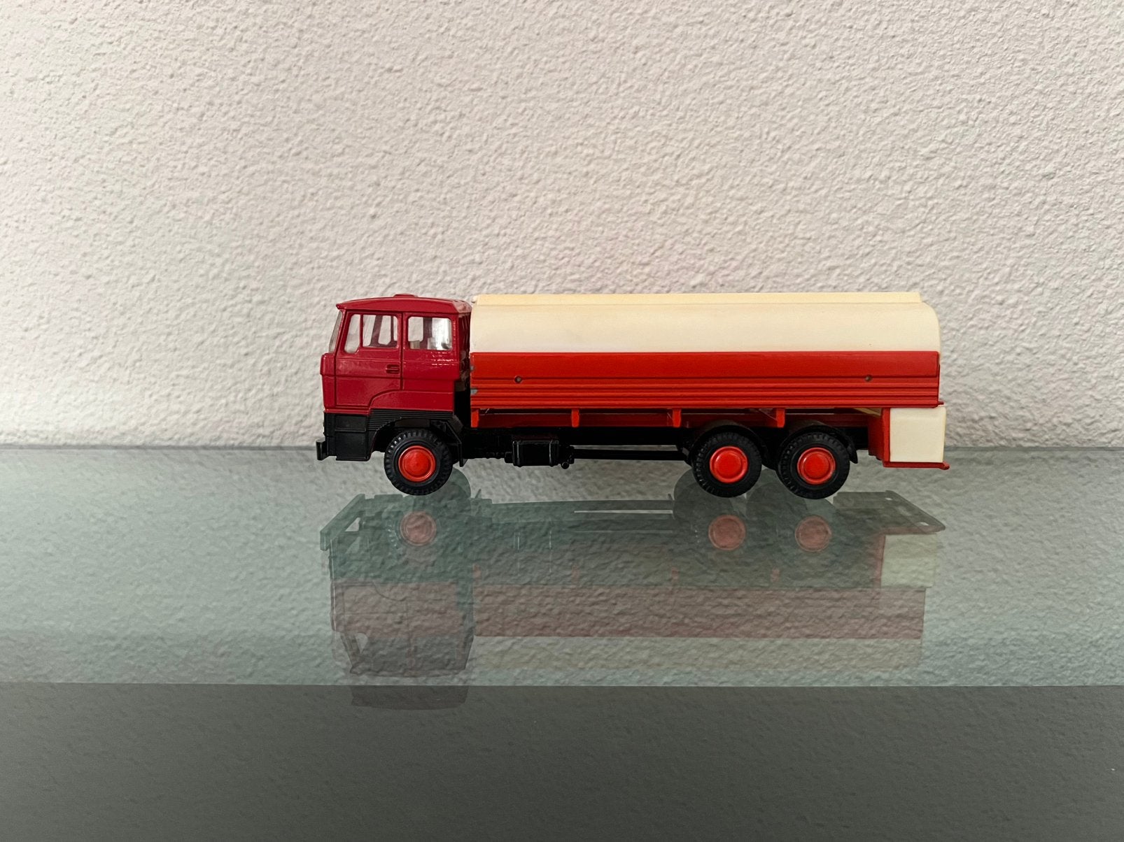 Lion Car nr.67 Daf  tankauto, Hobby en Vrije tijd, Modelauto's | 1:50, Ophalen of Verzenden, Zo goed als nieuw, Bus of Vrachtwagen