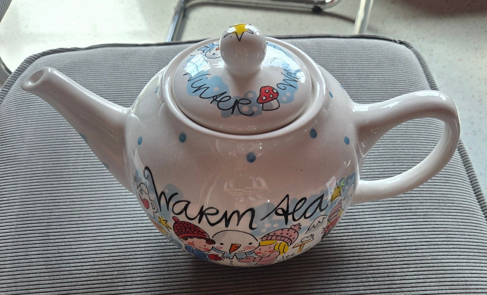 Leuke theepot met winterse illustraties, Gebruikt, Steen/keramiek, Meerkleurig, Ophalen