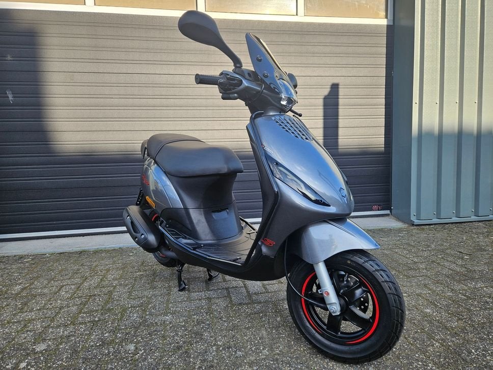 PIAGGIO ZIP 4T E5 BROM 2021 MAGIC GREY NIEUWSTAAT 104KM!!, Fietsen en Brommers, Scooters | Piaggio, Maximaal 45 km/u, Onbekend