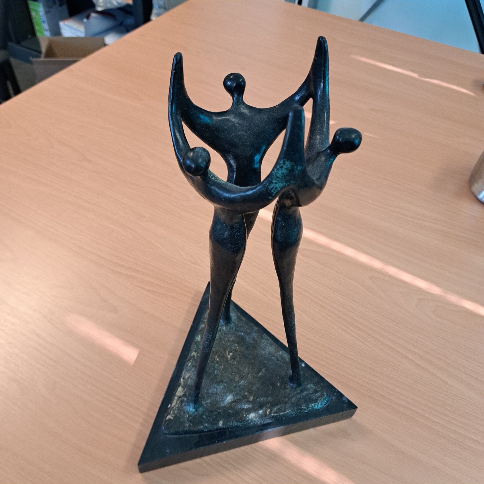 Bronzen beeld: Abstracte familie omhelzing, 45 cm, Groep mensen, Gepatineerd, Ophalen of Verzenden, Brons
