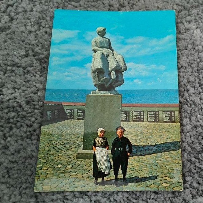 Kaart Urk klederdracht monument(46), Ophalen of Verzenden, 1980 tot heden, Gelopen, Klederdracht