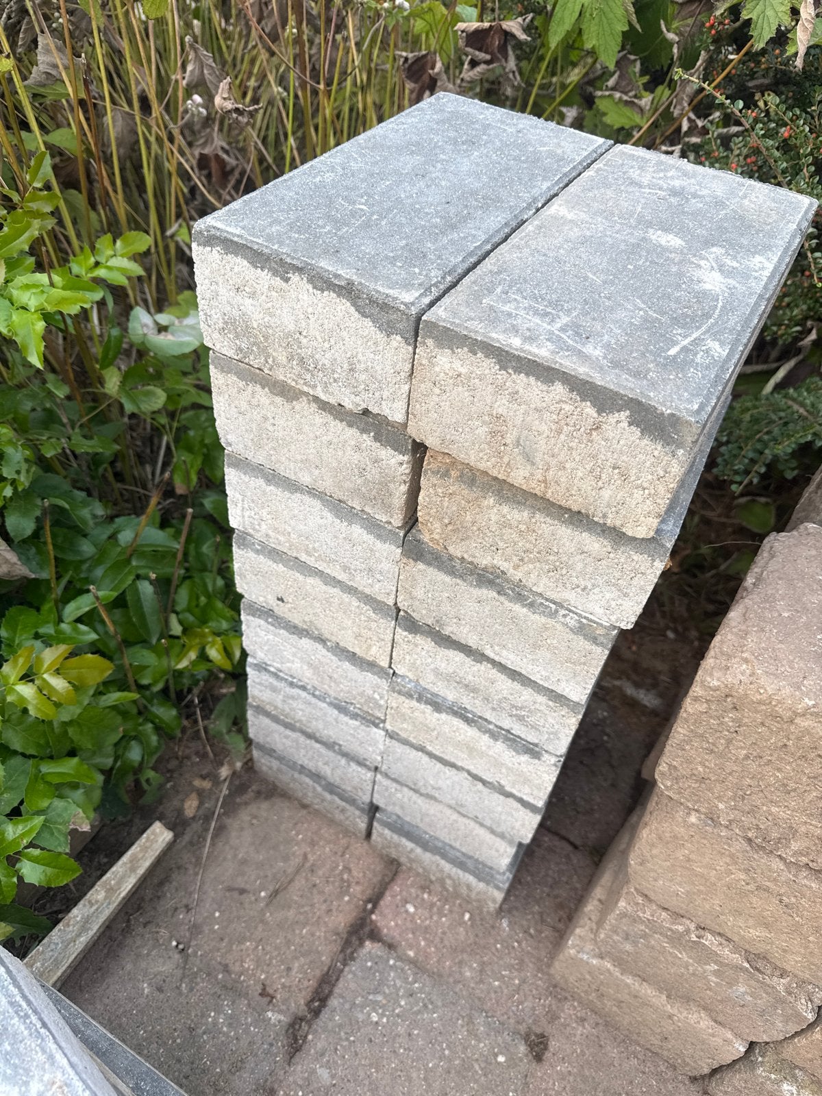 Gratis grijze tuintegels 30x15x8 cm (16 stuks), Ophalen, Gebruikt, Minder dan 5 m², Beton