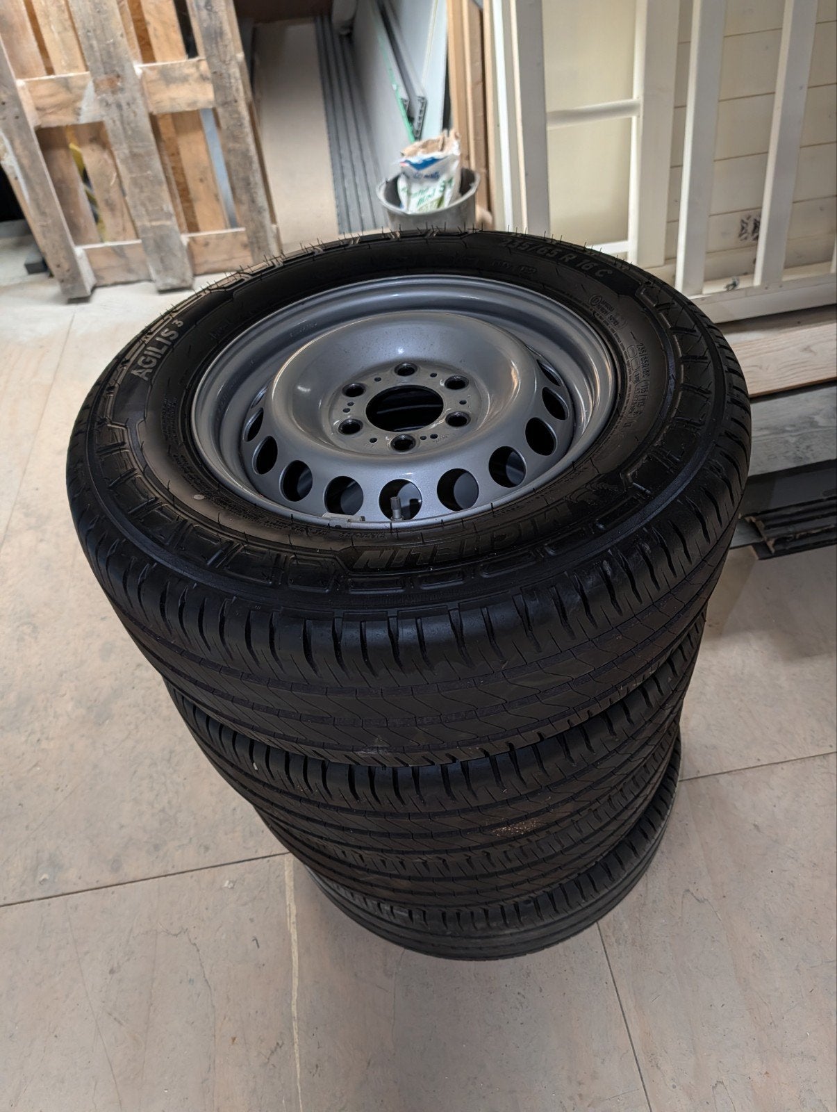 Nieuwe Originele Mercedes Sprinter W907/W910 Velgen Michelin, Bestelwagen, 16 inch, Banden en Velgen, Nieuw