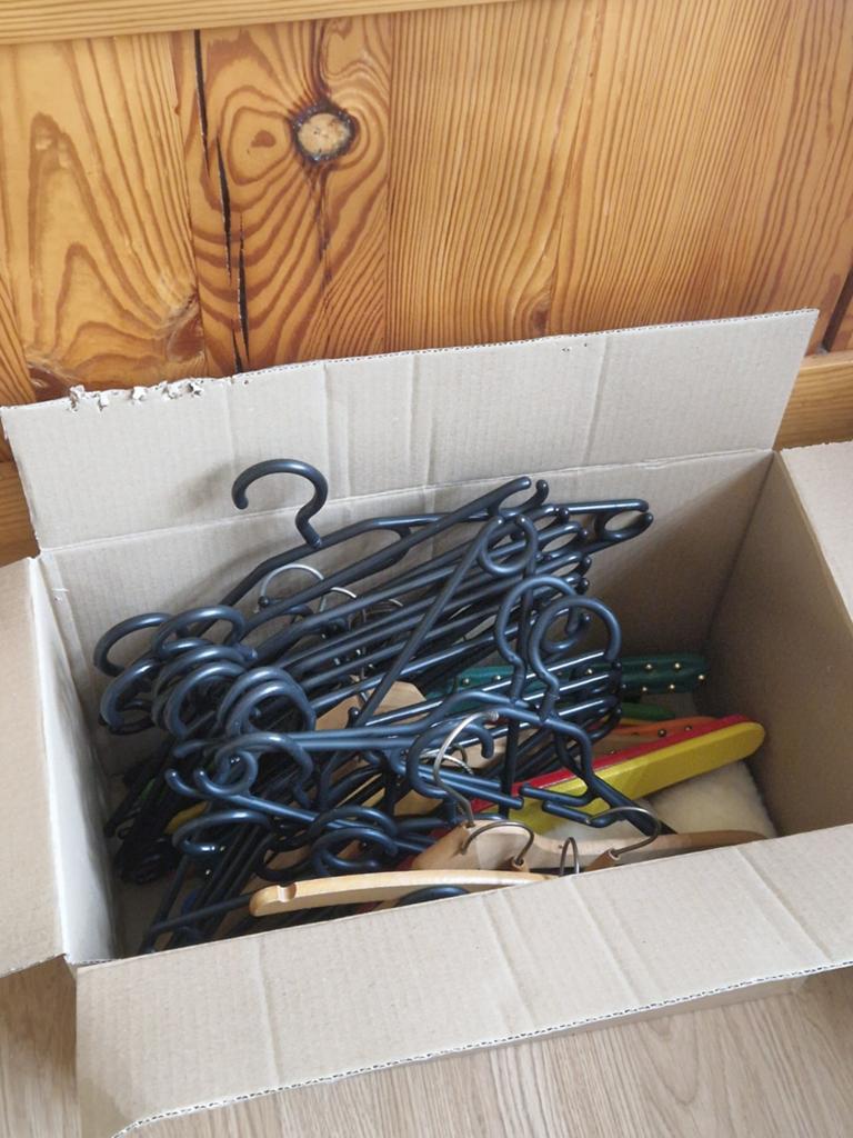 Doos met diverse kleerhangers (gratis af te halen), Ophalen, Gebruikt, Kunststof, Volwassenen