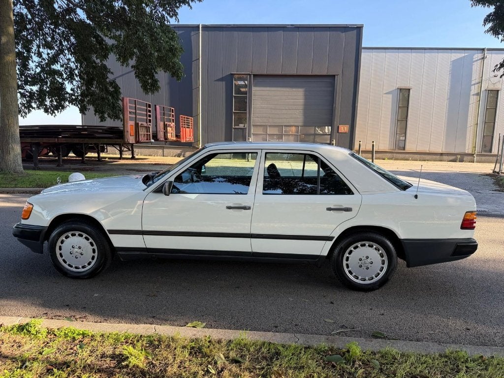 Mercedes-Benz 200-Serie 2.3 230 E AUT 1985 Wit LPG AUTOMAAT, Auto's, Automaat, Dealer onderhouden, Zwart, 4 cilinders