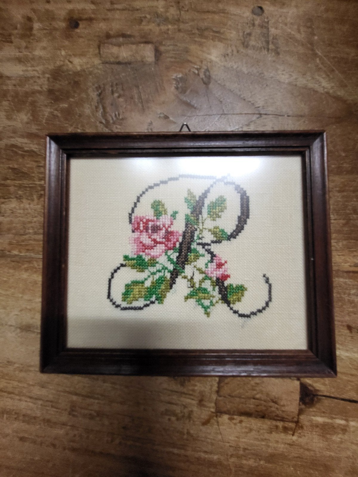 Koopje Geborduurd schilderij met letter R en rozen, Minder dan 50 cm, Gebruikt, Ophalen of Verzenden, Schilderij