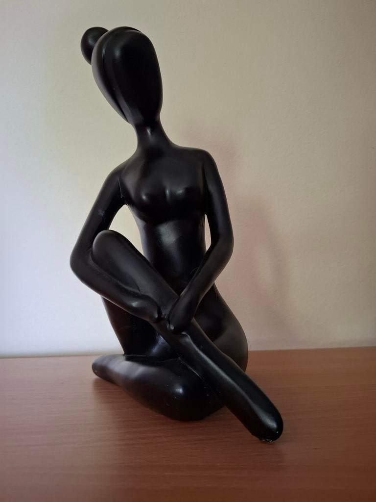 Modern zwart beeld van zittende vrouw, 27 cm hoog, Ophalen of Verzenden, Beeld
