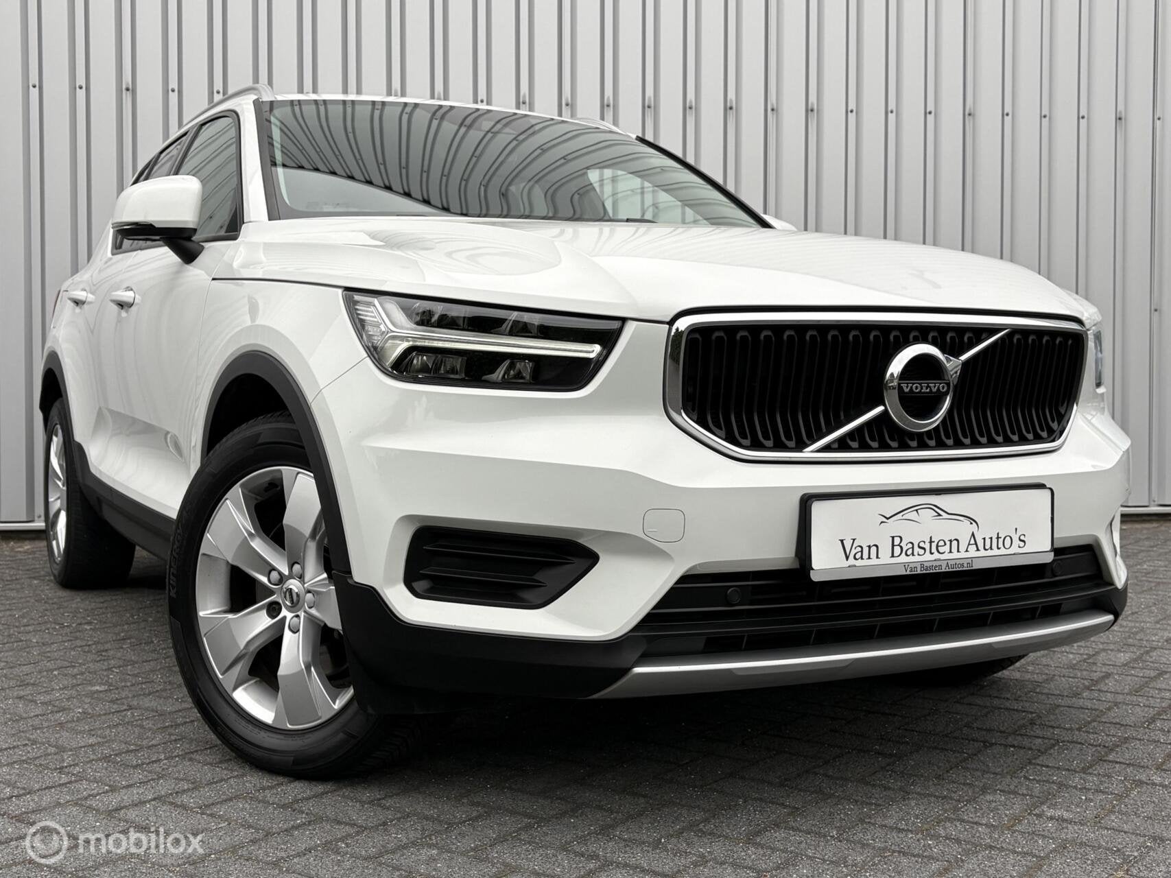 Volvo XC40 2.0 T4 AWD Momentum Pro | Aut | BLIS | Leder | 19, Automaat, Lichtsensor, Wit, Bedrijf