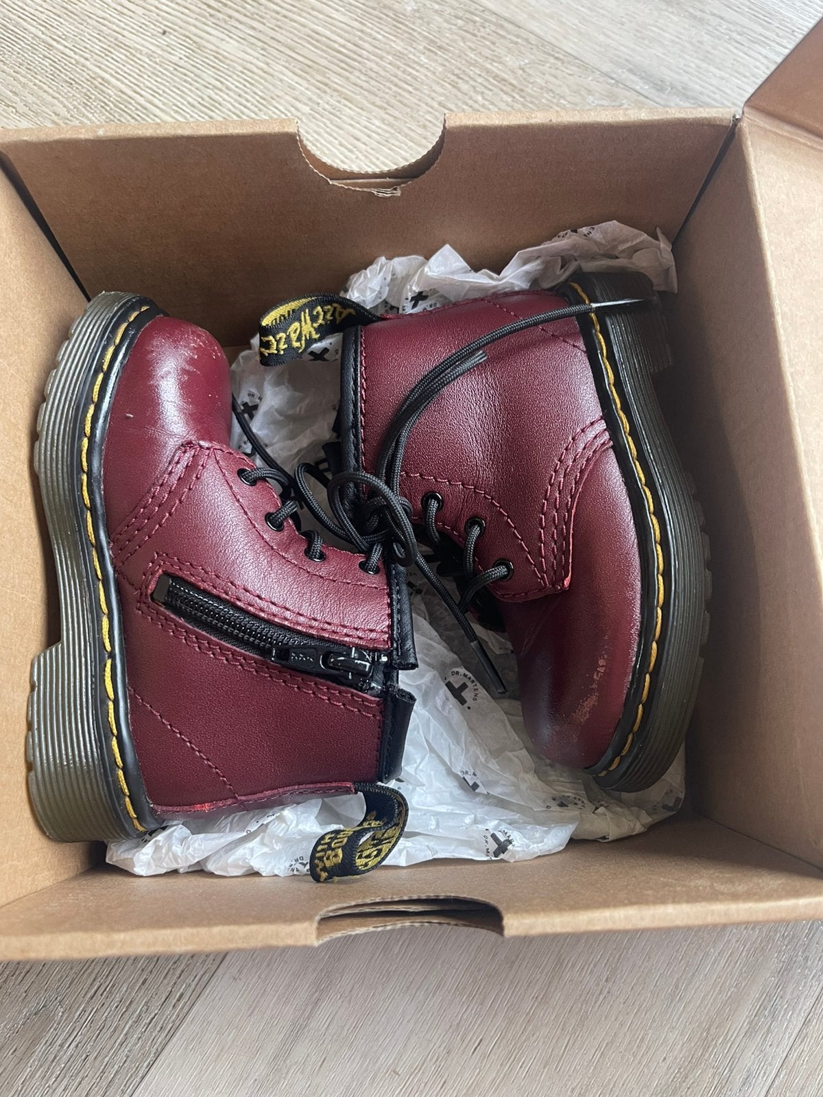 Dr martens schoenen in doos maat 20 ZGAN, Ophalen, Jongen of Meisje, Schoenen, Zo goed als nieuw