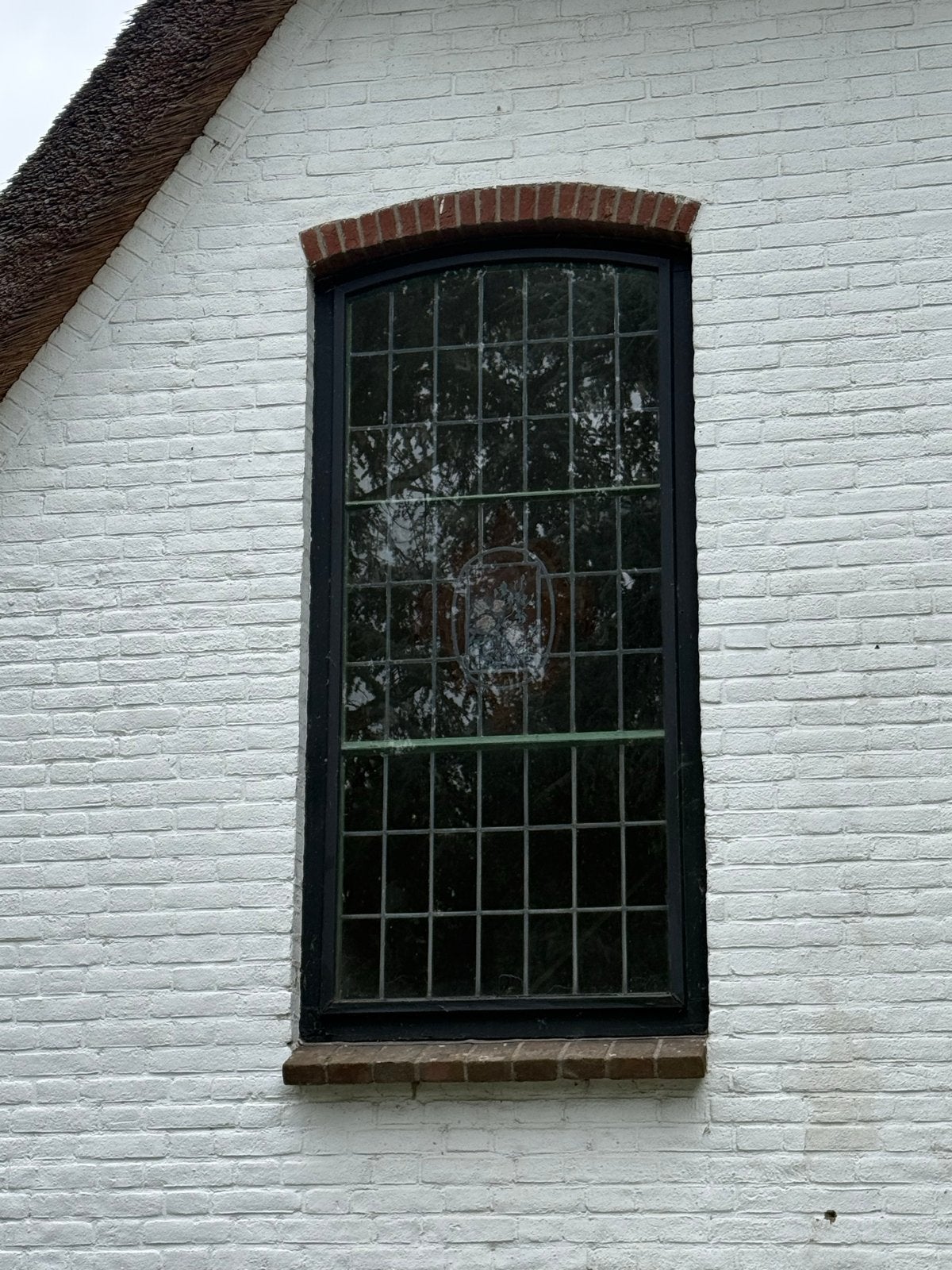 Groot glas-in-lood raam met boog en beschilderd rozenschild, Ophalen, Gevelraam of Ruit, Gebruikt, Glas in lood