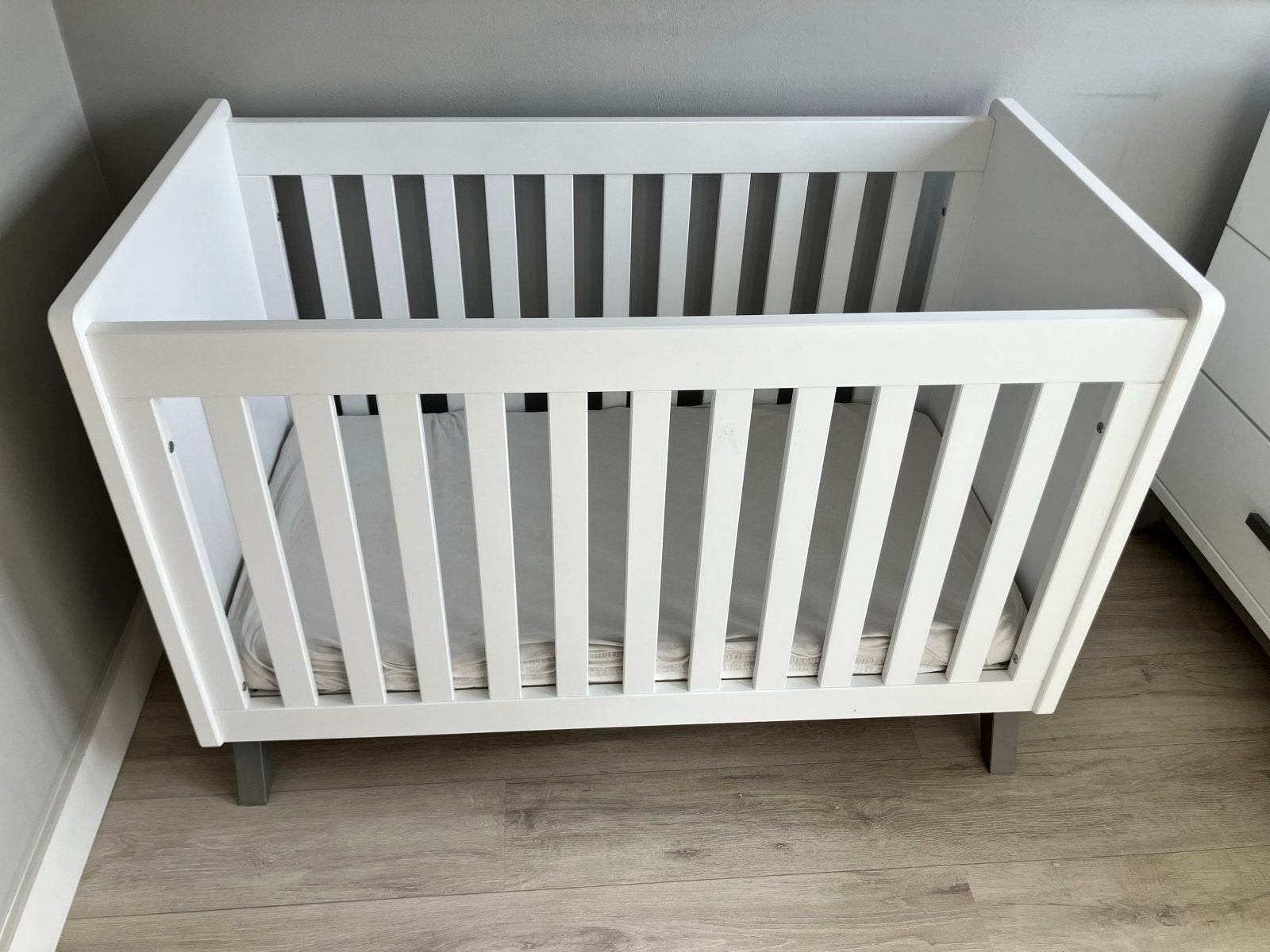 Bopita babybedje en commode, Ophalen, 140 tot 160 cm, Zo goed als nieuw, Lattenbodem