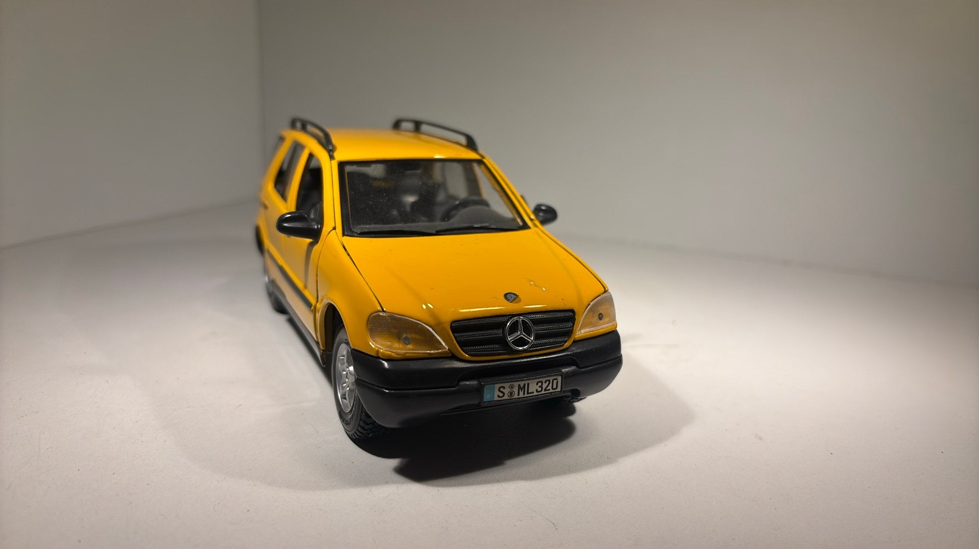 Mercedes benz ml320 yellow maisto 1.24, Hobby en Vrije tijd, Modelauto's | 1:24, Maisto, Ophalen of Verzenden, A, A