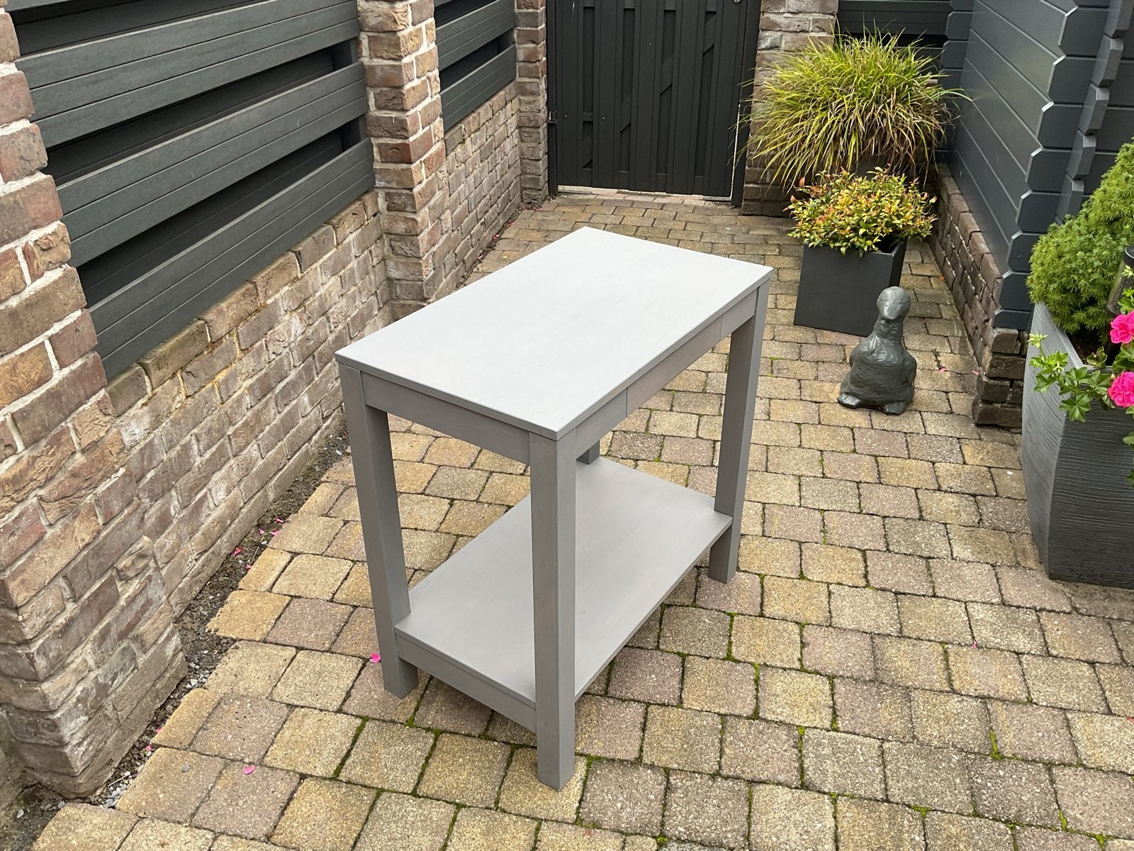 Grijze bijzettafel met lade en plank, Ophalen, Zo goed als nieuw, Rechthoekig, Afmeting 77 x74x44
