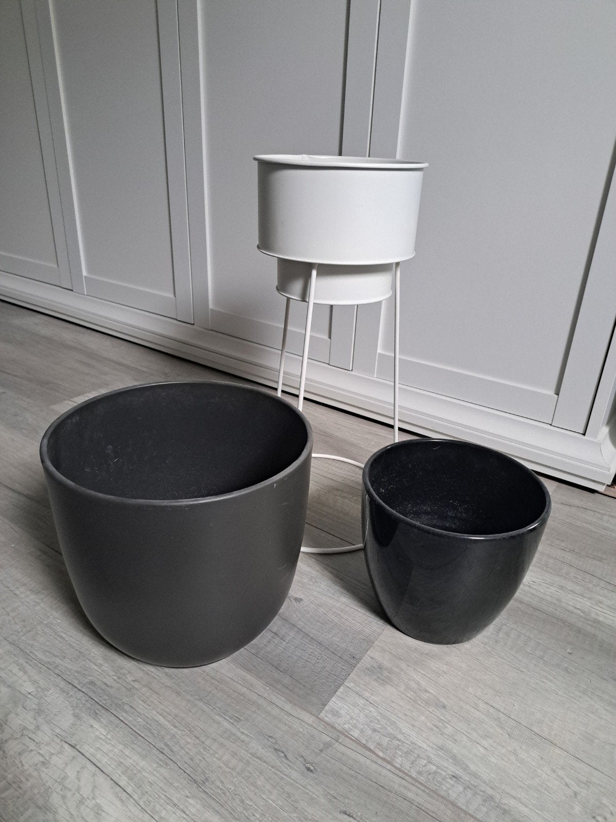 Set van 3 bloempotten: 2 zwart, 1 wit met standaard, Tuin en Terras, Kunststof, Gebruikt, 40 tot 70 cm, Ophalen