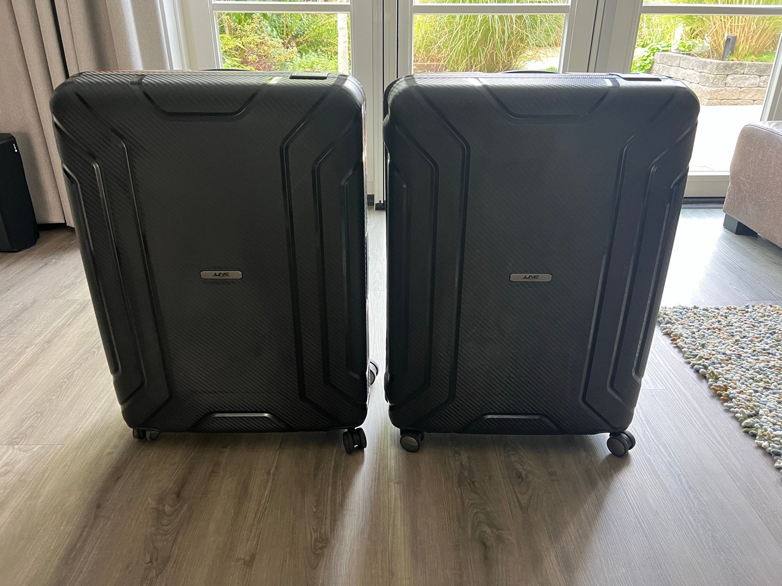 Set van twee grote zwarte koffers, merk Travel Line, Ophalen, Hard kunststof, 45 tot 55 cm, Nieuw