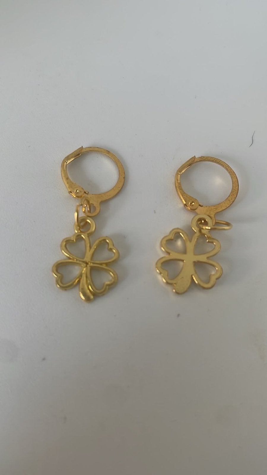 Nieuwe Goudkleurige Klavertje Vier Oorbellen, Sieraden, Tassen en Uiterlijk, Oorbellen, Overige materialen, Hangers, Nieuw, Ophalen of Verzenden