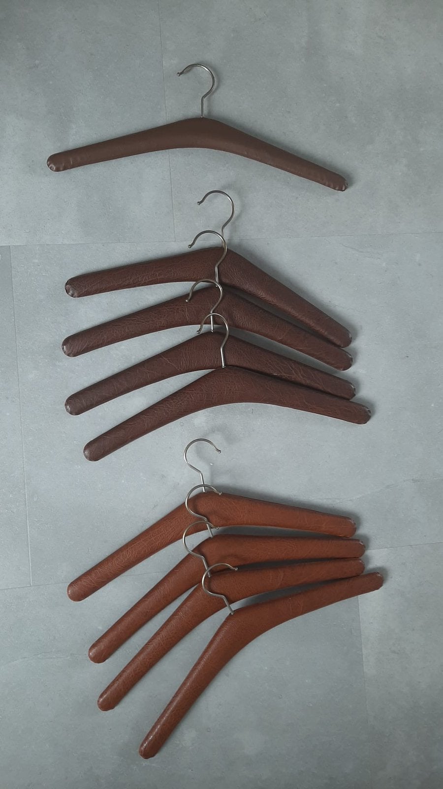 Bruin lederen kledinghangers vintage hangers, Kleding | Dames, Kledinghangers, Ophalen of Verzenden, Zo goed als nieuw, Hout, Volwassenen